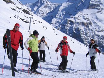 Grupa narciarzy na stoku