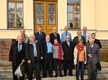 Uczestnicy konferencji przed pałacem w Szreniawie