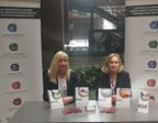 stoisko konferencyjne - dwie pracownice GEOPOZu siedzą za stołem