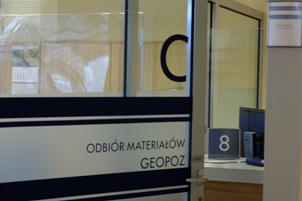 widok na drzwi do pomieszczenia C z napisem GEOPOZ Odbiór materiałów
